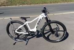 Juniorské elektrokolo KTM Macina Race 571, bílé